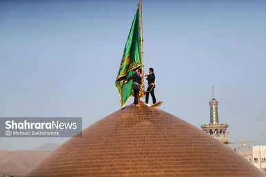 گزارش تصویری | تعویض پرچم و کتیبه‌های عزا در حرم امام رضا (ع)