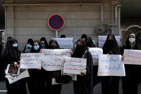 دختران مشهد در کنار خواهران افغانستانی خود ایستاده&zwnj;اند + عکس