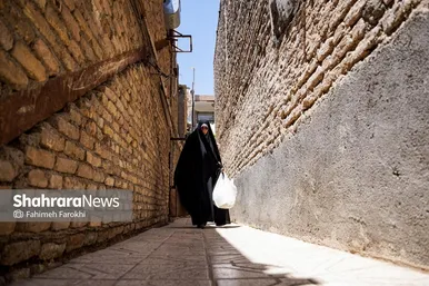 دختر فاطمه خانم نان های بسته بندی شد را برای پخش کردن در تجمعات شبانه به خانه خود می برد