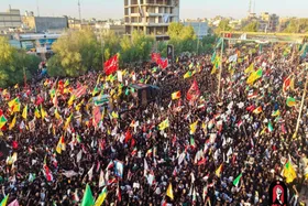 ویدئو | چفیه&zwnj;های عراقی&zwnj;ها به پیکر رهبر شهید متبرک می&zwnj;شوند