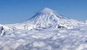 ویدئو| بارش برف در قله دماوند در تابستان ۱۴۰۴