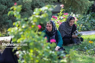 مادران انتظار | عکس‌هایی از مادران کنکوری‌ها پشت درهای بسته