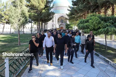 عکس‌هایی از تشییع پیکر پدر خداداد عزیزی در مشهد