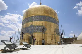 عکس&zwnj;هایی از عملیات تنظیف گنبد منور حرم مطهر امام&zwnj;رضا(ع)