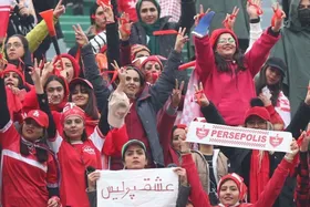 تصاویری از حضور بانوان در دیدار پرسپولیس و استقلال در دربی ۱۰۲ (۲۳ آذر ۱۴۰۲)