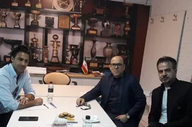 طعنه تند سعادتمند به محمد نادری: مجسمه&zwnj;اش را در میدان انقلاب نصب کنید!