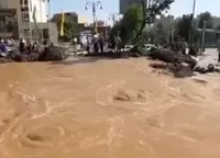 ویدئو | ترکیدگی شاه‌لوله آب در خیابان شریعتی تهران  (۲۵ خرداد ۱۴۰۴)