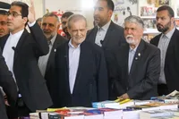 پزشکیان از نمایشگاه کتاب تهران بازدید کرد+ عکس