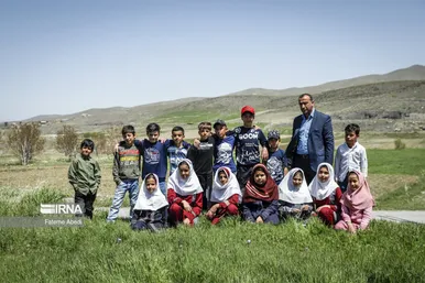 معلم و بچه‌های روستای بیاتان سوخته