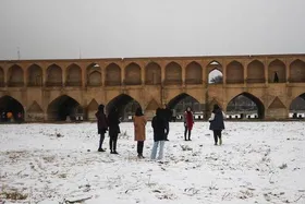 ویدئو | برف بازی در زاینده&zwnj;رود اصفهان