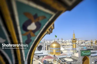 گزارش تصویری | تعویض پرچم گنبد حرم مطهر رضوی در صبح ولادت امام رضا (ع)