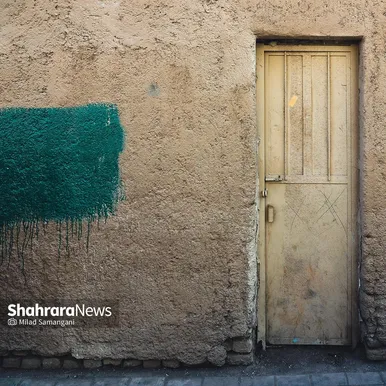 نشسته‌ام به در نگاه می‌کنم