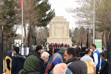 حضور مسافران نوروزی در آرامگاه فردوسی