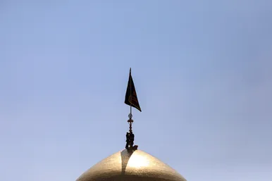 تعویض پرچم گنبد مطهر رضوی به احترام شهادت رئیس جمهور و هیات همراه
