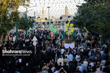 تشرف زائران و مجاوران رضوی به حرم امام رئوف در روز زیارتی آن حضرت