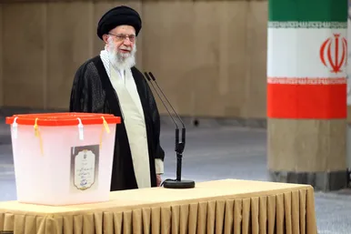 مرحله دوم رأی‌گیری انتخابات چهاردهمین دوره ریاست‌جمهوری با حضور رهبر معظم انقلاب اسلامی