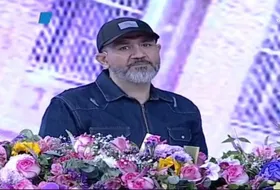 واکنش مهران غفوریان به سوالی درباره به دنیا آمدن دخترش در ایران | جانم را برای ایران می&zwnj;دهم