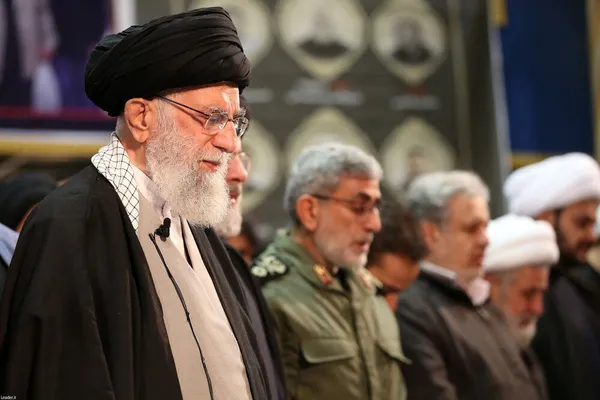 تصاویر مراسم وداع با حاج قاسم و هم رزمان شهیدش از نگاه سایت رهبری