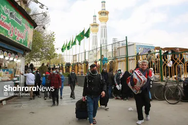حضور زائران نوروزی در خیابانهای اطراف حرم مطهر رضوی