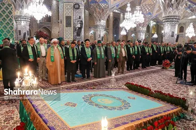 تعویض پرچم گنبد و پوش ضریح امام رضا(ع)