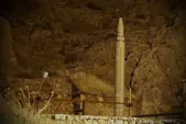 نمایش موشک قیام در تجمع مردمی خیابان احمدآباد مشهد (۱ اردیبهشت ۱۴۰۵)