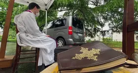 کلیسای فرانسوی خدمات &laquo;اعتراف در ماشین&raquo; ارائه می&zwnj;دهد
