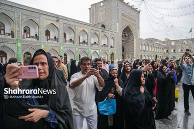 گزارش تصویری | تعویض گل‌های ضریح حرم مطهر امام‌رضا(ع)