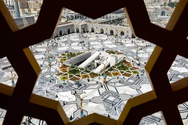 گل آرایی حرم امام رضا(ع) در دهه کرامت