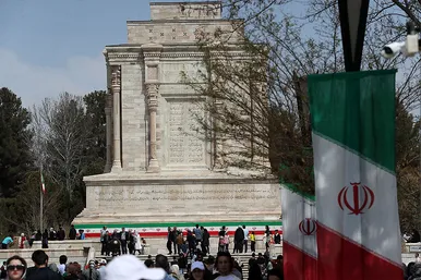 مسافران نوروزی در آرامگاه فردوسی