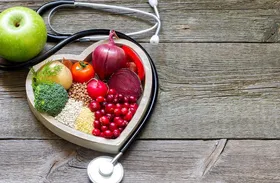 نکات تغذیه&zwnj;ای قبل و بعد از زدن واکسن کرونا + عوارض احتمالی و درمان