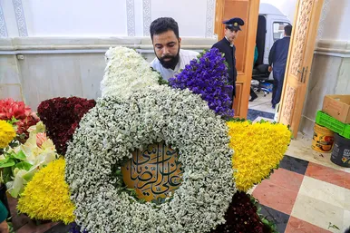 گل آرایی حرم مطهر رضوی در آستانه میلاد امام رضا (ع)