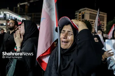 گزارش تصویری | اهتزاز پرچم سرخ «یا لثارات الحسین (ع)» در مسیر تشییع پیکر قائد شهید امت در مشهد