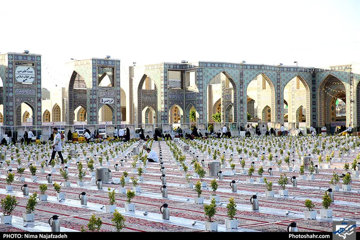 بزرگترین سفره افطاری در حرم مطهر امام رضا(ع)؛  روزانه بیش از ۷۰ هزار روزه‌دار مهمان حرم رضوی می‌شوند