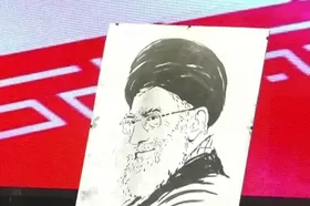 ویدئو | رونمایی از عکس رهبر معظم انقلاب اسلامی به&zwnj;عنوان قهرمان جنگ ۱۲ روزه