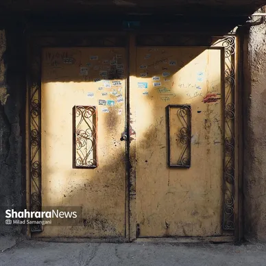 نشسته‌ام به در نگاه می‌کنم