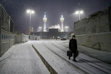 بارش برف در حرم مطهر رضوی
