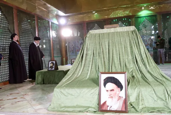 حضور رهبر معظم انقلاب در حرم مطهر امام راحل و گلزار شهدای بهشت زهرا (س) در آستانه دهه فجر (۱۱ بهمن ۱۴۰۲) + عکس