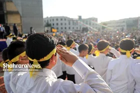 اجرای سرود &laquo;سلام فرمانده&raquo; با حضور دهه هشتادی و نودی ها در عرصه میدان شهدا مشهد
