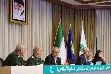 عکس‌هایی از حضور رئیس‌جمهور در قرارگاه سازندگی خاتم‌الانبیا(ص)
