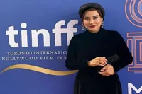 درخشش آشا محرابی روی فرش قرمز تورنتو | انتخاب متفاوت بازیگر ایرانی با استایل تمام‌مشکی + عکس