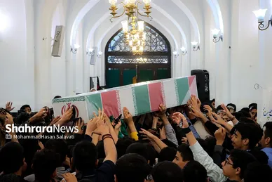 آخرین روز اعتکاف نوجوانان دهه هشتادی در حرم مطهر رضوی