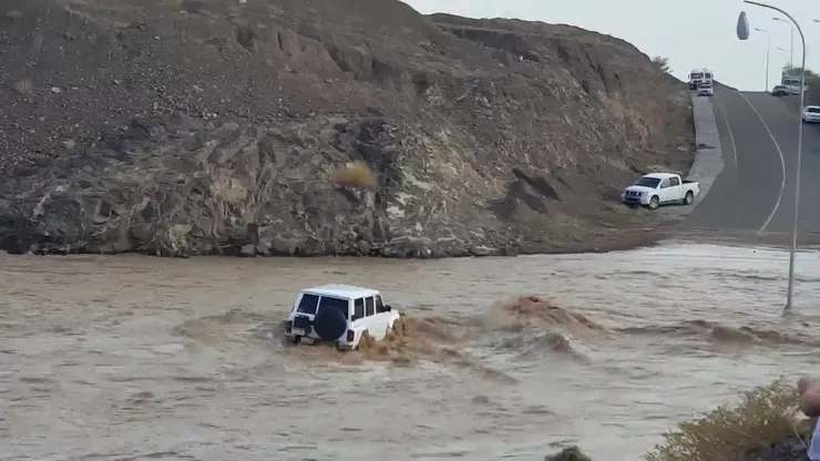 ویدئو| غرق شدن خودرو در سیل