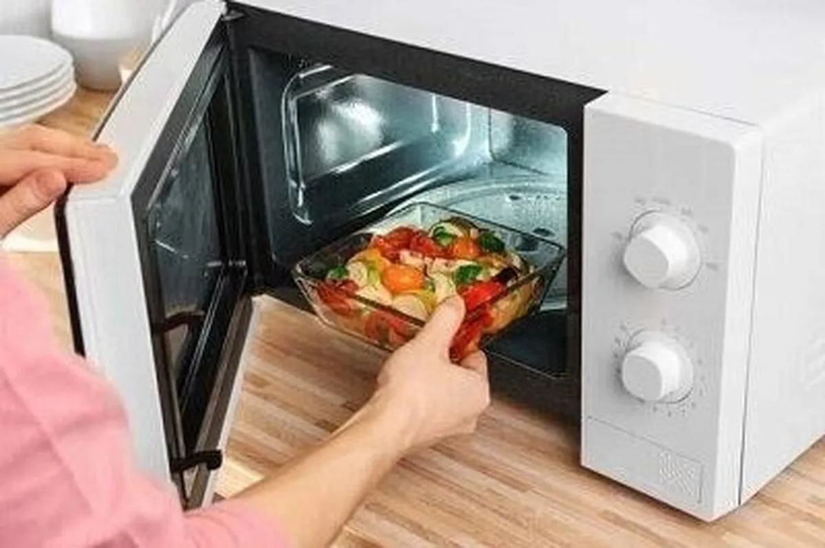 درباره عوارض گرم‌کردن غذا در ظروف پلاستیکی در مایکروویو چه می‌دانید؟