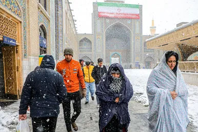 بارش برف در حرم مطهر رضوی