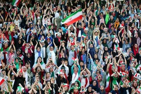 فیلم و عکس از حضور بانوان فوتبال&zwnj;دوست در ورزشگاه آزادی؛ بازی ایران و عراق