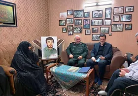 معاون رییس جمهور در منزل شهید محمود کاوه حضور پیدا کرد