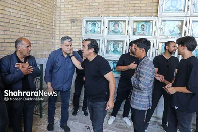 عکس‌هایی از تشییع پیکر پدر خداداد عزیزی در مشهد