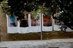 بازخوانی زندگی در قاب&zwnj;های یک خانه قدیمی | نگاهی به نمایشگاه عکس &laquo;دل و دیوار&raquo; در مشهد