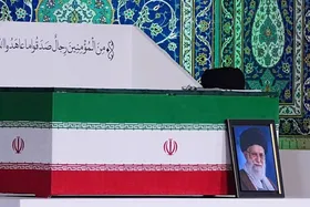 اقامه نماز بر پیکر رهبر شهید در حرم امام حسین(ع)