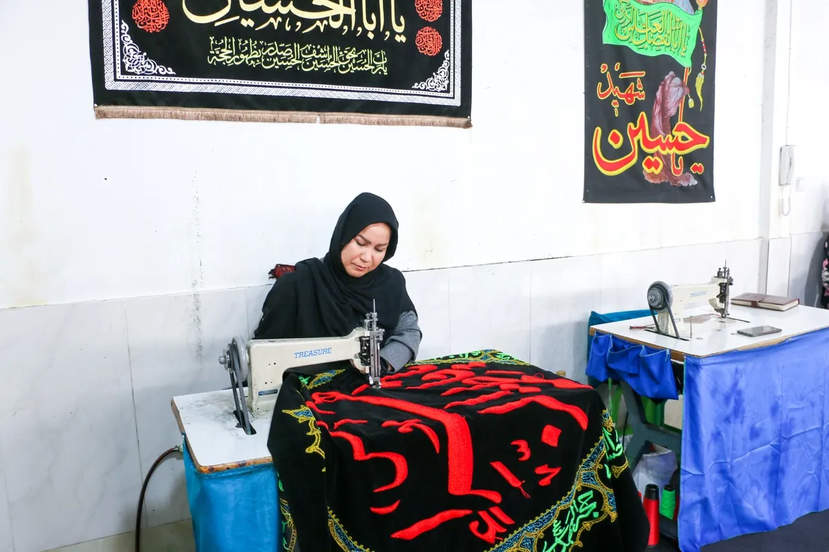 گفتگو با زنی که پای اعتقاداتش ایستاده است | طرح «یا زهرا(س)» بر پرده‌های مذهبی